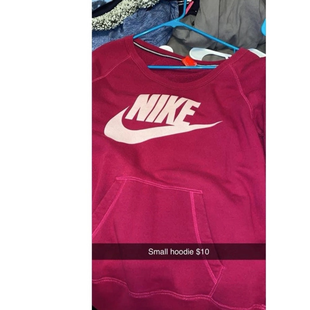 Woman’s size small Nike pullover. Barely worn in excellent condition.